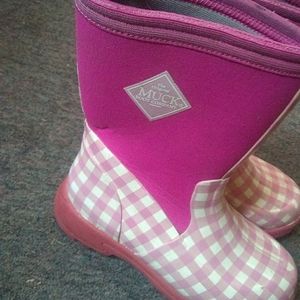 Girls size 13 muck boots pink